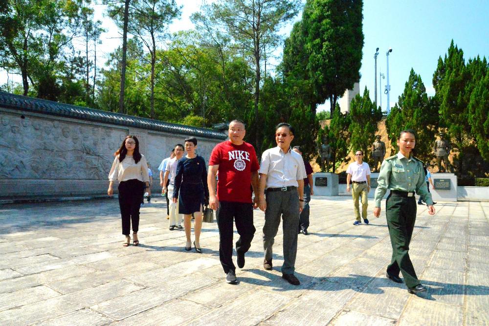 5領(lǐng)導率隊步入紀念園.jpg