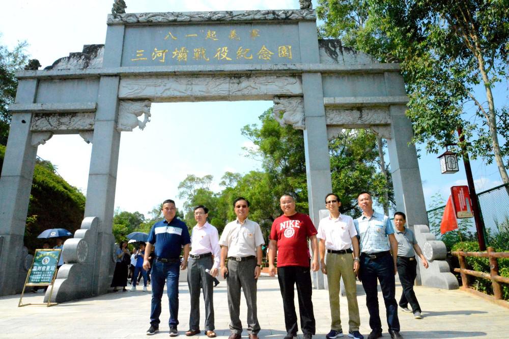 16領(lǐng)導三河壩戰役紀念園合影_看圖王.jpg